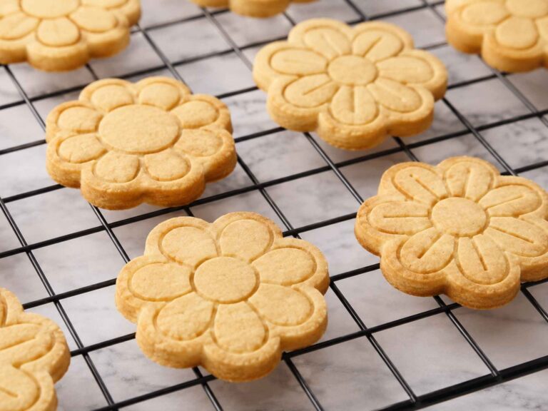 biscoitos amanteigados assados em formato de flores